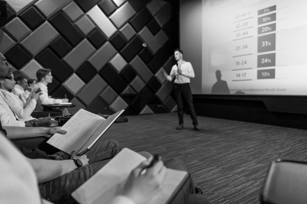 Les Meilleures Stratégies pour Suivre vos Concurrents dans votre Industrie